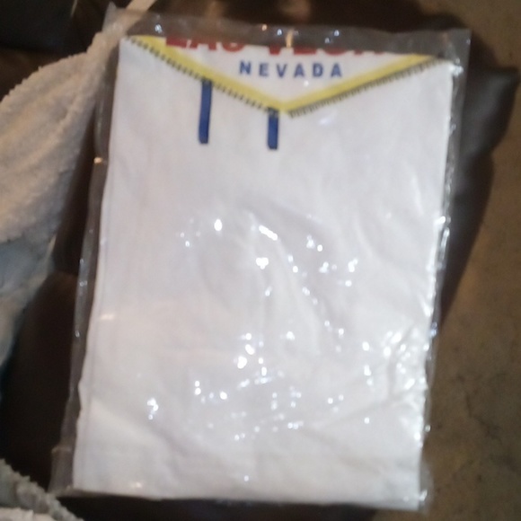 NIB - Welcome To Fabulous LAS VEGAS Nevada Short Sleeve T-Shirt - Size L… - Picture 2 of 3